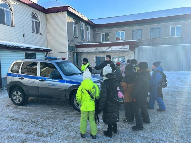 В гости к поронайским полицейским пришли ребята из 3 «б» класса МБОУ СОШ № 7 города Поронайска